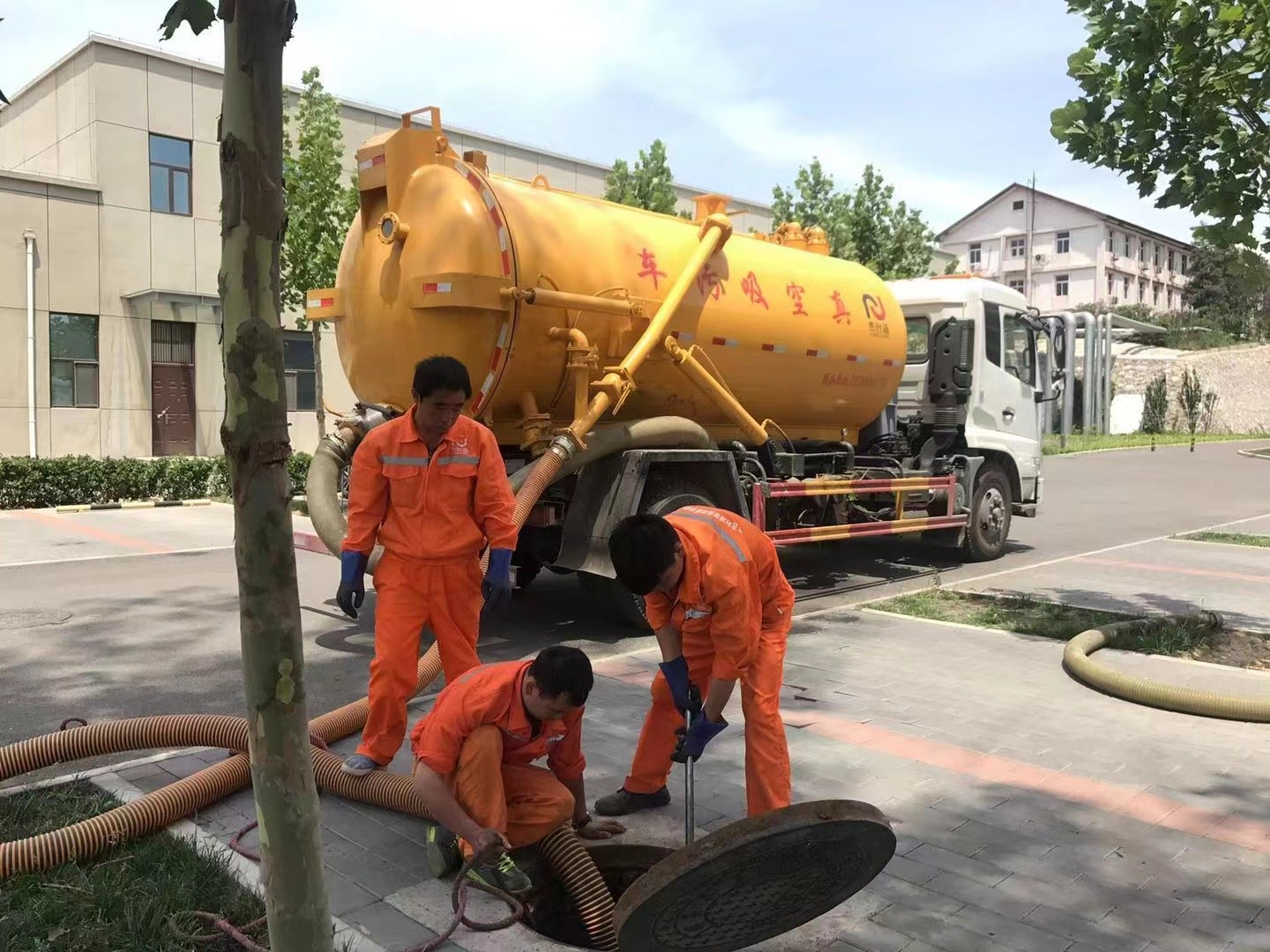 盐湖化粪池清理与5-8吨吸粪车施工效率分析